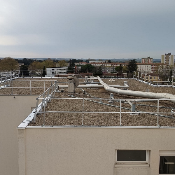 Garde-corps pour toiture inaccessible au public : que dit la norme NF E85-015 ? 
